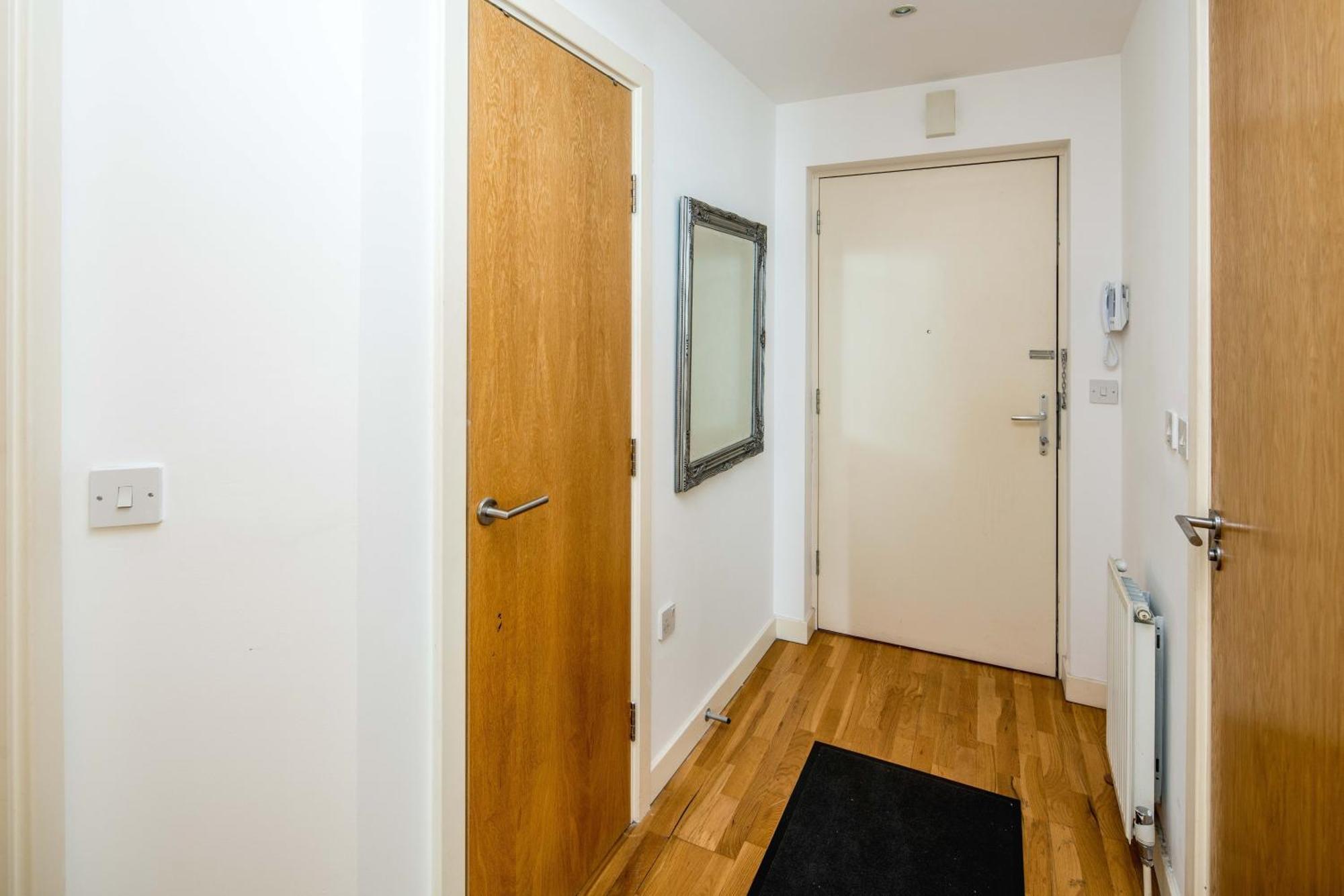 One Bedroom Apartment Near Central London With Private Balcony ภายนอก รูปภาพ